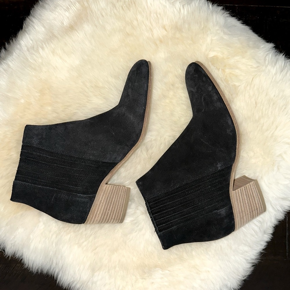 VINCE Size 7.5 black suede ankle bootie made in Italy chunky heel
